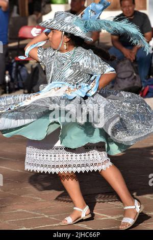 Ein junges Mädchen, das Doña Marina beim Fest des kostbaren Blutes Christi in Teotitlán del Valle, Oaxaca, Mexiko, porträtiert Stockfoto