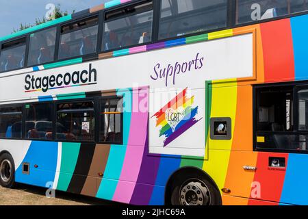 LBGT Pride Stagecoach-Bus bei der Alton Bus Rally und dem Lauftag im Juli 2022, sommerliche Transportveranstaltung im Anstey Park, Alton, Hampshire, England, Großbritannien Stockfoto