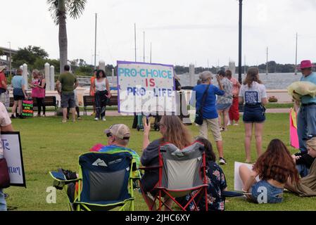 Cocoa, Brevard County, Florida. USA. 16. Juli 2022. Eine Gruppe veranstaltete eine Protestkundgebung zur Unterstützung der Frauenrechte in einem Park am Flussufer im Dorf Cocoa, ging dann durch die Straßen zur Hauptkreuzung von US1, um Schilder zu schwingen und vorbeifahrende Autofahrer mit Slogans zu beschimpfen. Kredit: Julian Leek/Alamy Live Nachrichten Stockfoto