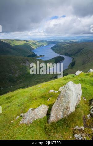 Klippen nahe der Spitze des harter fielen hinunter in Richtung Haweswater Reservoir in den fernöstlichen Fells des English Lake District in der Sommerzeit schauen. Stockfoto