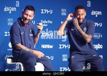 Tokio, Japan. 17.. Juli 2022. Die französischen Fußballklubspieler Lionel Messi und Neymar Jr Pose aus Paris Saint-Germain teilen sich ein Lächeln auf einer Pressekonferenz bei ihrer Ankunft in Tokio am Sonntag, dem 17. Juli 2022. Paris Saint-Germain wird die japanischen Clubteams Kawasaki Frontale, Urawa Reds und Gamba Osaka für ihre Japan-Tour haben. Quelle: Yoshio Tsunoda/AFLO/Alamy Live News Stockfoto