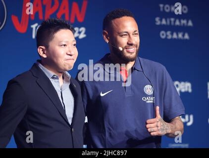 Tokio, Japan. 17.. Juli 2022. Die französische Fußballmannschaft Paris Saint-Germain Star-Spieler Neymar Jr (R) lächelt bei einer Pressekonferenz bei ihrer Ankunft in Tokio am Sonntag, dem 17. Juli 2022, mit einem japanischen Fan. Paris Saint-Germain wird die japanischen Clubteams Kawasaki Frontale, Urawa Reds und Gamba Osaka für ihre Japan-Tour haben. Quelle: Yoshio Tsunoda/AFLO/Alamy Live News Stockfoto