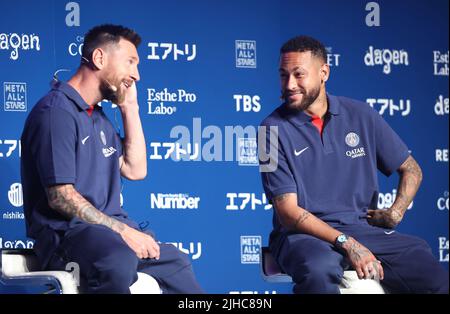 Tokio, Japan. 17.. Juli 2022. Die französischen Fußballklubspieler Lionel Messi und Neymar Jr aus Paris Saint-Germain lächeln bei einer Pressekonferenz am Sonntag, dem 17. Juli 2022, bei ihrer Ankunft in Tokio. Paris Saint-Germain wird die japanischen Clubteams Kawasaki Frontale, Urawa Reds und Gamba Osaka für ihre Japan-Tour haben. Quelle: Yoshio Tsunoda/AFLO/Alamy Live News Stockfoto