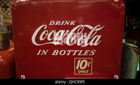 Automat für alte Coca-Cola-Flaschen Stockfoto