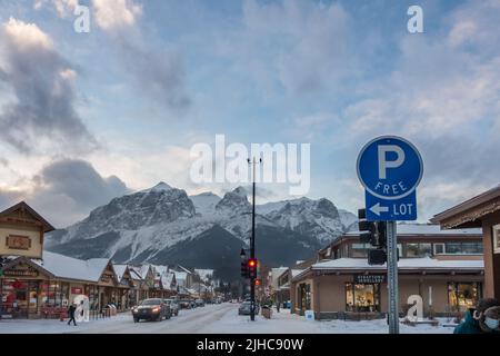 Canmore, ab, Kanada-23. Dezember 2021: Winterliche Straßenszene in der Rocky Mountain-Stadt. Stockfoto