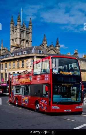 Bath Tour Bus vor der Abtei von Bath. Touristenbus der Stadt Bath. Badtourismus. Stockfoto