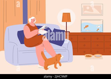 Frau liest im Wohnzimmer. Großmutter, die auf dem Sofa sitzt, liest Zeitung und die große rote Katze reibt sich an die Beine. Gemütlicher Abend zu Hause Vektor-Illustration Stock Vektor