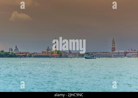 Die wunderschöne Skyline von Venedig mit den berühmtesten Sehenswürdigkeiten Stockfoto