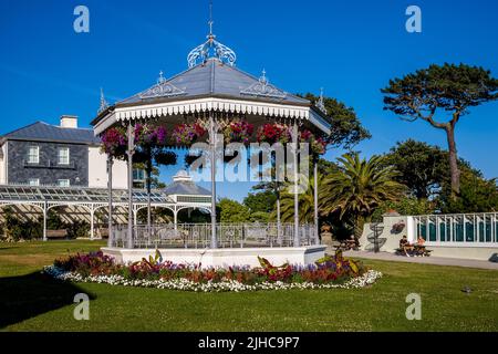 Gyllyngdune Gardens Falmouth Cornwall UK. Neben dem Princess Pavilion in Falmouth gelegen, bieten die neu restaurierten Gärten einen Blick auf das Meer. Öffnen Sie 1907. Stockfoto