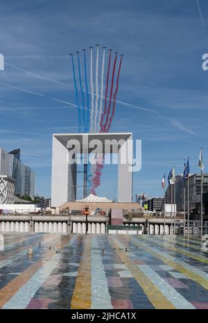 Paris, Frankreich - 07 17 2022: Flugschau vom 14. Juli. AlphaJET der Patrouille von Frankreich, die über dem Bezirk La Defense fliegt Stockfoto