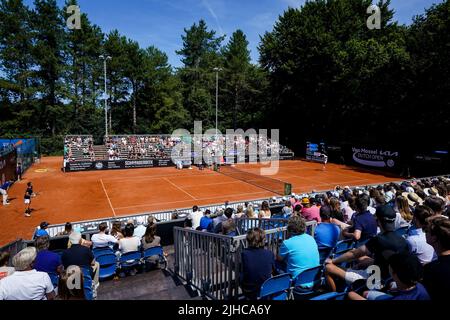 AMERSFOORT, NIEDERLANDE - 17. JULI: Tallon Griekspoor von den Niederlanden steht beim Finale der Van Mossel Kia Dutch Open auf dem ALTA Tennisground am 17. Juli 2022 in Amersfoort, Niederlande, gegen Roberto Carballes Baena aus Spanien während des Men's Singles Finals (Foto: Rene Nijhuis/BSR Agency) Stockfoto