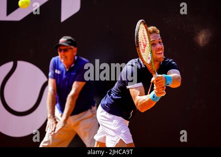 AMERSFOORT, NIEDERLANDE - 17. JULI: Roberto Carballes Baena aus Spanien spielt eine Rückhand gegen Tallon Griekspoor aus den Niederlanden während des Men's Singles Finals der Van Mossel Kia Dutch Open am 17. Juli 2022 auf dem ALTA Tennisground in Amersfoort, Niederlande (Foto von Rene Nijhuis/BSR Agency) Stockfoto