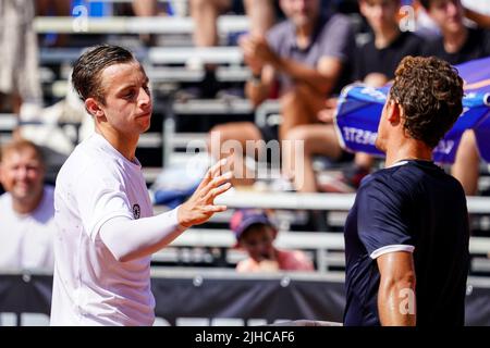 AMERSFOORT, NIEDERLANDE - 17. JULI: Tallon Griekspoor aus den Niederlanden schüttelt sich die Hände eines mit Roberto Carballes Baena aus Spanien während des Herren-Singles-Finales der Van Mossel Kia Dutch Open am 17. Juli 2022 auf dem ALTA Tennisground in Amersfoort, Niederlande (Foto: Rene Nijhuis/BSR Agency) Stockfoto