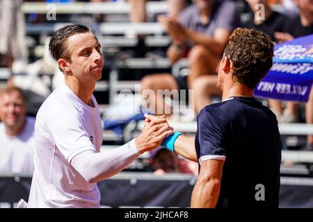 AMERSFOORT, NIEDERLANDE - 17. JULI: Tallon Griekspoor aus den Niederlanden schüttelt sich die Hände eines mit Roberto Carballes Baena aus Spanien während des Herren-Singles-Finales der Van Mossel Kia Dutch Open am 17. Juli 2022 auf dem ALTA Tennisground in Amersfoort, Niederlande (Foto: Rene Nijhuis/BSR Agency) Stockfoto