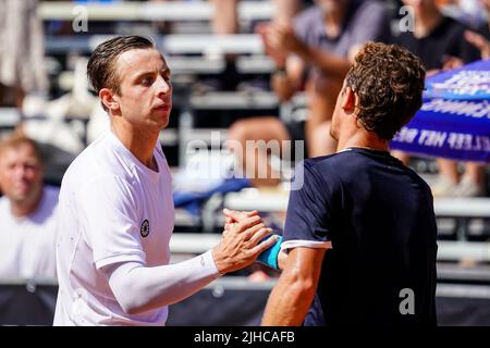 AMERSFOORT, NIEDERLANDE - 17. JULI: Tallon Griekspoor aus den Niederlanden schüttelt sich die Hände eines mit Roberto Carballes Baena aus Spanien während des Herren-Singles-Finales der Van Mossel Kia Dutch Open am 17. Juli 2022 auf dem ALTA Tennisground in Amersfoort, Niederlande (Foto: Rene Nijhuis/BSR Agency) Stockfoto