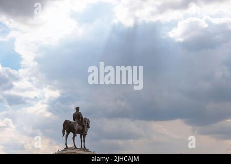 Sonnenstrahlen und Denkmal oder Statue von Atatürk in Ulus Ankara. Türkische Nationalfeiertage Hintergrundbild mit Kopieplatz für Texte. Stockfoto