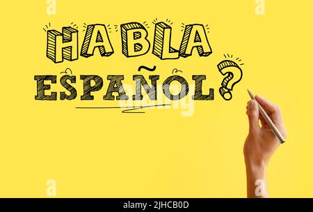 Handschriftentext HABLA ESPANOL? (SPRECHEN SIE SPANISCH?) Auf gelbem Hintergrund Stockfoto