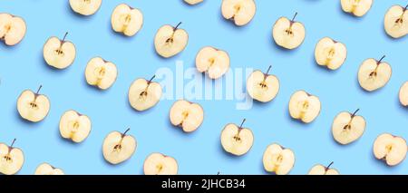 Frische Äpfel auf blauem Hintergrund. Muster für Design Stockfoto