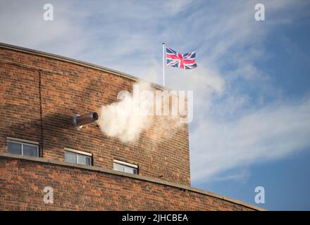 Dampf aus dem Heizsystem im alten Kaufhausgebäude, Großbritannien. Steigende Energiekosten, Isolierung, Lebenshaltungskosten, altes Ziegelgebäude... Konzept Stockfoto