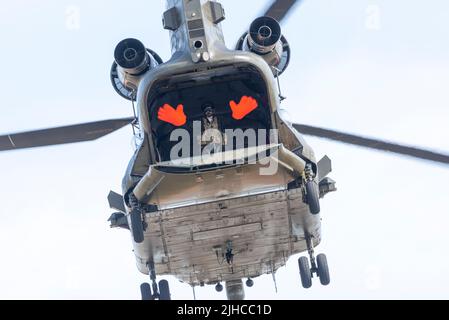 RAF Fairford, Gloucestershire, Großbritannien. 17. Juli 2022. Eine der größten Airshows der Welt ist nach einer 3-jährigen Pause zurückgekehrt, da die covid Pandemie internationale Luftstreitkräfte, Display-Teams und riesige Menschenmengen in die Cotswolds brachte. RAF Boeing Chinook Helikopter-Ladermeister winkt der Menge mit großen Händen zu. Stockfoto