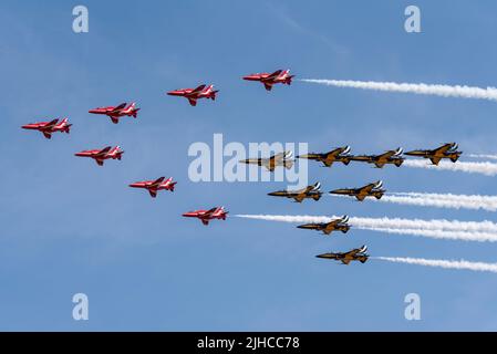 RAF Fairford, Gloucestershire, Großbritannien. 17. Juli 2022. Eine der größten Airshows der Welt ist nach einer 3-jährigen Pause zurückgekehrt, da die covid Pandemie internationale Luftstreitkräfte, Display-Teams und riesige Menschenmengen in die Cotswolds brachte. Die britischen Favoriten, die RAF Red Arrows, besuchten das Jet-Team der koreanischen Luftwaffe Black Eagles in einer gemeinsamen Formation Stockfoto