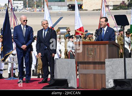 Tel Aviv, Israel. 13. Juli 2022. Der israelische Präsident Isaac Herzog, rechts, begrüßt US-Präsident Joe Biden, links, während der israelische Premierminister Yair Lapid, Mitte, während der Ankunftszeremonien am Flughafen Ben Gurion am 13. Juli 2022 in Tel Aviv, Israel, zuschaut. Stockfoto