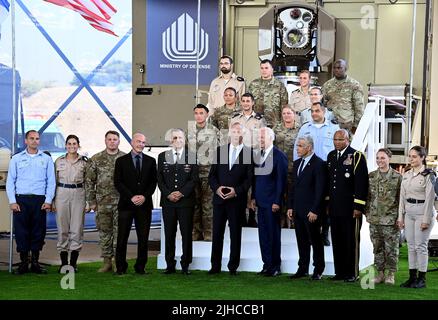 Tel Aviv, Israel. 13. Juli 2022. US-Präsident Joe Biden, spricht mit dem israelischen Verteidigungsminister Benny Gantz (links) und dem israelischen Ministerpräsidenten Yair Lapid (rechts) während eines Besuchs, um israelische Luftverteidigungssysteme am Flughafen Ben Gurion am 13. Juli 2022 in Tel Aviv, Israel, zu besichtigen. Stockfoto