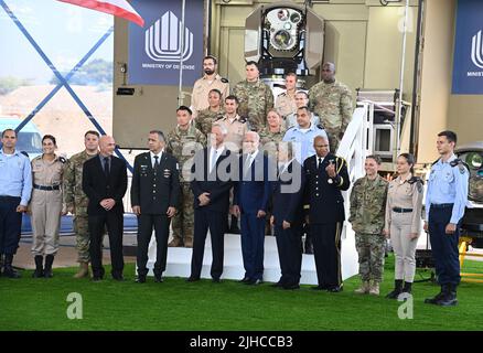 Tel Aviv, Israel. 13. Juli 2022. US-Präsident Joe Biden, spricht mit dem israelischen Verteidigungsminister Benny Gantz (links) und dem israelischen Ministerpräsidenten Yair Lapid (rechts) während eines Besuchs, um israelische Luftverteidigungssysteme am Flughafen Ben Gurion am 13. Juli 2022 in Tel Aviv, Israel, zu besichtigen. Stockfoto