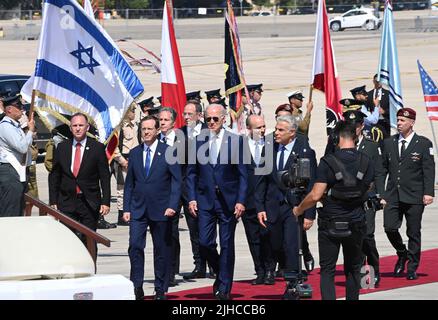Tel Aviv, Israel. 13. Juli 2022. US-Präsident Joe Biden, Mitte, wird bei der Ankunft vom israelischen Ministerpräsidenten Yair Lapid, rechts, und dem israelischen Präsidenten Isaac Herzog, links, am Ben Gurion Airport am 13. Juli 2022 in Tel Aviv, Israel, begrüßt. Stockfoto