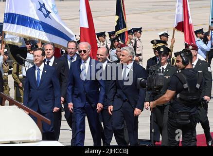 Tel Aviv, Israel. 13. Juli 2022. US-Präsident Joe Biden, Mitte, wird bei der Ankunft vom israelischen Ministerpräsidenten Yair Lapid, rechts, und dem israelischen Präsidenten Isaac Herzog, links, am Ben Gurion Airport am 13. Juli 2022 in Tel Aviv, Israel, begrüßt. Stockfoto