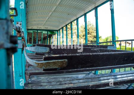 In der alten verlassenen, rostigen, zerstörten Straßenbahn Stockfoto