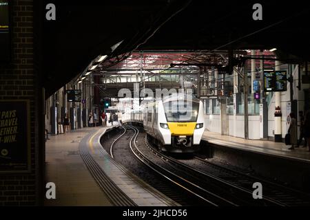 Farringdon ist eine Londoner U-Bahn-Station mit der Hauptlinie National Rail Thameslink in Clerkenwell, im Zentrum von London Stockfoto