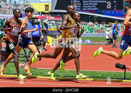 EUGENE, USA - 17. JULI: Daniel Mateiko aus Kenia, Patrick Dever aus Großbritannien, Jacob Kiplimo aus Uganda, Rodgers Kwemoi aus Kenia, die während der Leichtathletik-Weltmeisterschaften am 17. Juli 2022 in Eugene, USA, auf 10,000 Metern der Männer gegeneinander antreten (Foto: Andy Astfalck/BSR Agency) Atletiekunie Kredit: Orange Pics BV/Alamy Live News Stockfoto