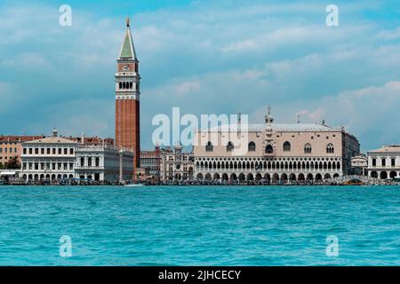 Biblioteca Nazionale Marciana, Campanile di San Marco und Dogenpalast in Venedig, Italien Stockfoto