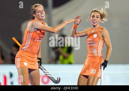 TERRASSA, SPANIEN - 17. JULI: Felice Albers aus den Niederlanden, Laura Nunnink aus den Niederlanden während des FIH Hockey Women's World Cup 2022 Final match zwischen den Niederlanden und Argentinien beim Estadi Olímpic de Terrassa am 17. Juli 2022 in Terrassa, Spanien (Foto: Patrick Goosen/Orange Picles) Stockfoto