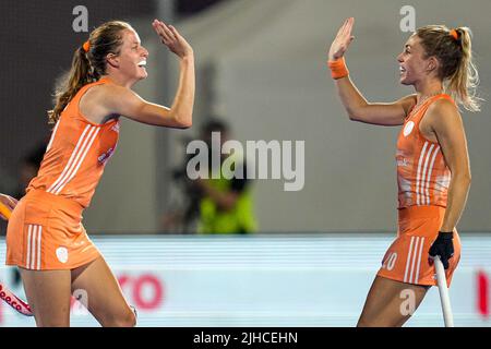 TERRASSA, SPANIEN - 17. JULI: Felice Albers aus den Niederlanden, Laura Nunnink aus den Niederlanden während des FIH Hockey Women's World Cup 2022 Final match zwischen den Niederlanden und Argentinien beim Estadi Olímpic de Terrassa am 17. Juli 2022 in Terrassa, Spanien (Foto: Patrick Goosen/Orange Picles) Stockfoto