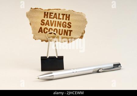 Industrie- und Geschäftskonzept. Neben dem Griff befindet sich ein Büroclip mit einem Schild. Auf der Platte ist die Inschrift - Health Savings Account Stockfoto