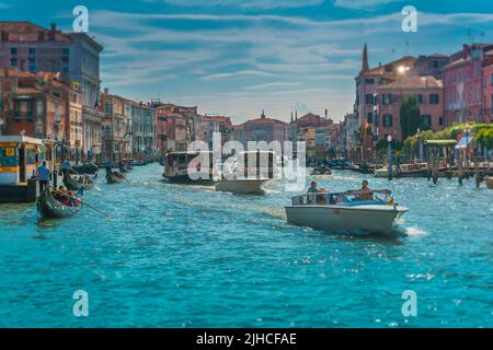 Viel Bootsverkehr auf dem Canale Grande in Venedig, Italien Stockfoto