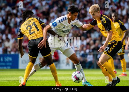 Kopenhagen, Dänemark. 17.. Juli 2022. Marko Stamenic (35) vom FC Kopenhagen zwischen James Gomez (21) und David Kruse (23) von AC Horsens während des Superliga-Spiels 3F zwischen dem FC Kopenhagen und AC Horsens in Parken in Kopenhagen. (Foto: Gonzales Photo/Alamy Live News Stockfoto