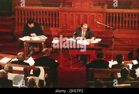 Bukarest, Rumänien, 1990. Der provisorische Präsident Rumäniens direkt nach der rumänischen Revolution von 1989, Ion Iliescu, führte die Sitzungen des Parlaments an. Stockfoto