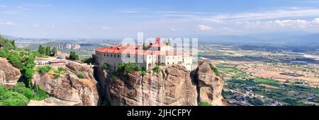 Steinkloster in den Bergen. Kalabaka, Griechenland Sommer bewölkt Tag in Meteora Bergtal. Panoramafoto Stockfoto