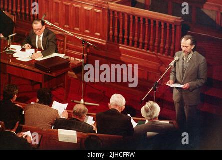 Bukarest, Rumänien, 1990. Der rumänische Schriftsteller und Politiker Toma George Maiorescu spricht im rumänischen Parlament als Vorsitzender der neu gegründeten Partei M.E.R. Ion Iliescu, provisorischer Präsident Rumäniens direkt nach der rumänischen Revolution von 1989, präsidiert die Sitzung. Stockfoto