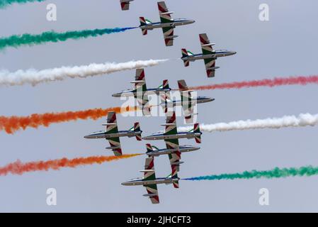 RAF Fairford, Gloucestershire, Großbritannien. 17. Juli 2022. Eine der größten Airshows der Welt ist nach einer 3-jährigen Pause zurückgekehrt, da die covid Pandemie internationale Luftstreitkräfte, Display-Teams und riesige Menschenmengen in die Cotswolds brachte. Die italienische Frecce Tricolori zeigt Team-Crossover. Stockfoto