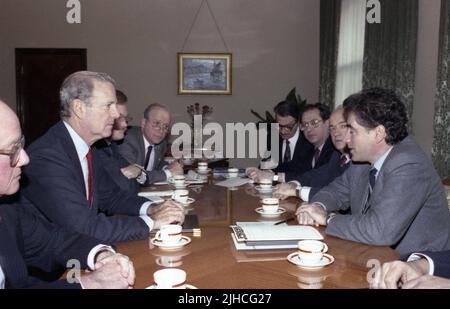 Bukarest, Rumänien, Februar 1990. Der US-Außenminister unter Präsident George H. W. Bush, James Baker, besuchte Rumänien direkt nach der rumänischen Revolution von 1989. Treffen mit der provisorischen FSN-Regierung und dem Premierminister Petre Roman. Stockfoto