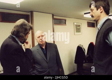 Die rumänischen Politiker Eugen Mihaescu (links) und Silviu Brucan (rechts) in Bukarest, 1990. Stockfoto