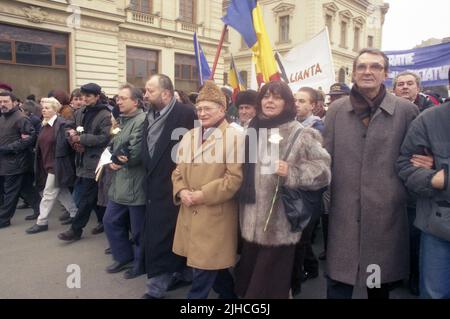 Bukarest, Rumänien, 22. Januar 1999. Politischer marsch („Mars pentruu Democratia“), organisiert von der Civic Alliance Foundation. Rechts nach links: Schriftsteller Romulus Rusan, Dichter Ana Blandiana, ehemalige politische Gefangene Ticu Dumiterscu, Schriftsteller Stelian Tănase. Stockfoto