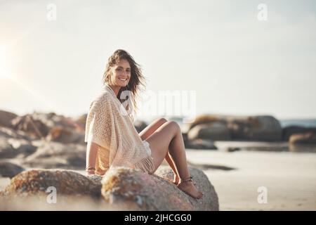 Genießen Sie die Meeresluft. Porträt einer attraktiven jungen Frau am Strand. Stockfoto