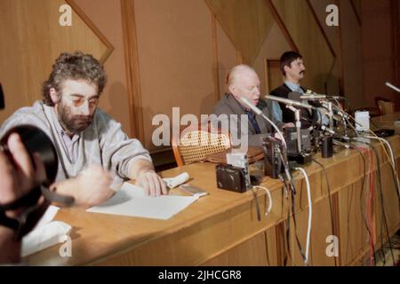 Bukarest, Rumänien, 1990. Rumänische Politiker, beide Mitglieder der frisch gegründeten F.S.N. (Nationale Heilsform) nach der rumänischen Revolution von 1989, Adrian Sârbu & Silviu Brucan. Stockfoto