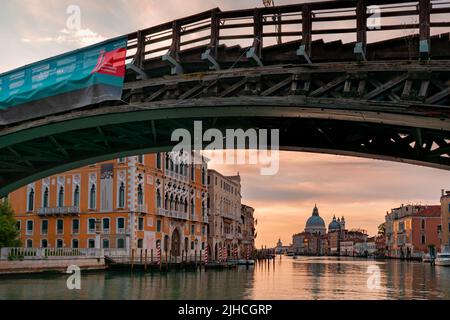 Die Accademia-Brücke am Canale Grande mit der berühmten Basilika Santa Maria della Salute im Hintergrund bei Sonnenaufgang Stockfoto