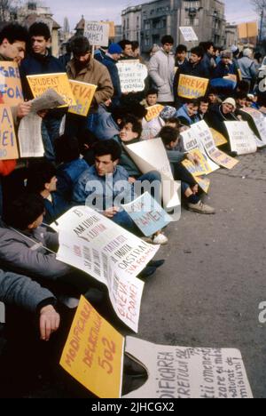 Bukarest, Rumänien, Januar 1990. Studenten im Hungerstreik, einen Monat nach der Revolution, die den Kommunismus gestrotschte, und protestierten gegen den obligatorischen Militärdienst. Stockfoto